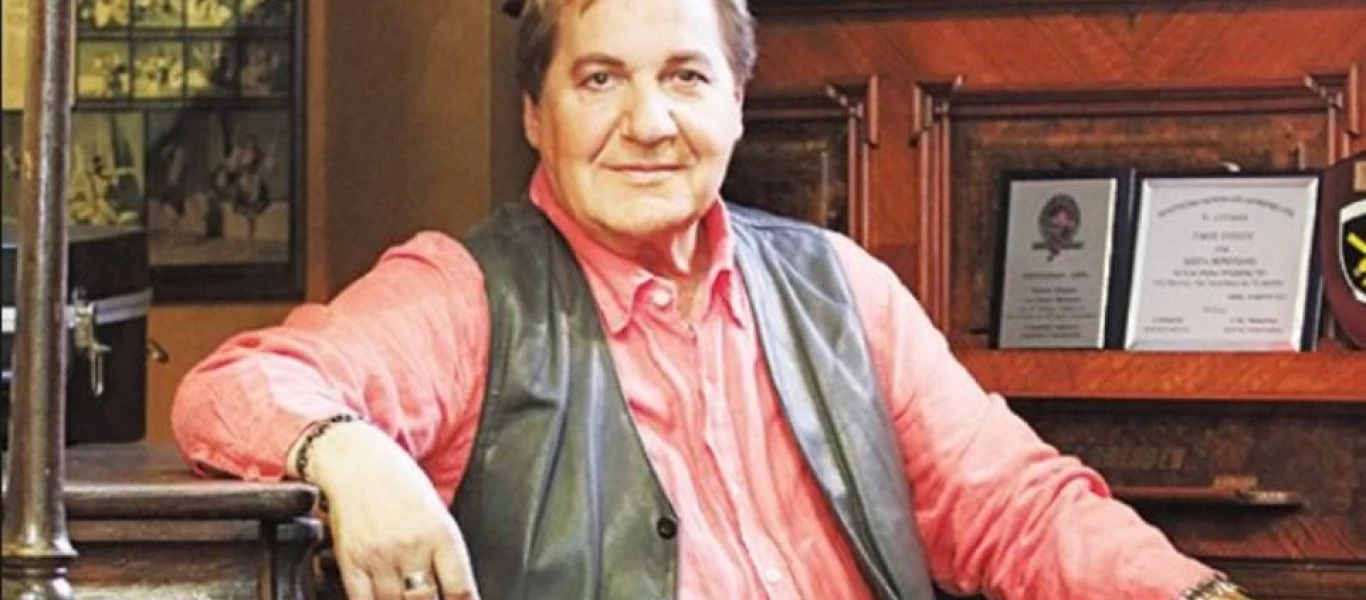 Κώστας Βενετσάνος: «Ο Πέτρος Φιλιππίδης σε παράσταση χτύπαγε την καταπακτή στο κεφάλι του Σπύρου Μπιμπίλα»